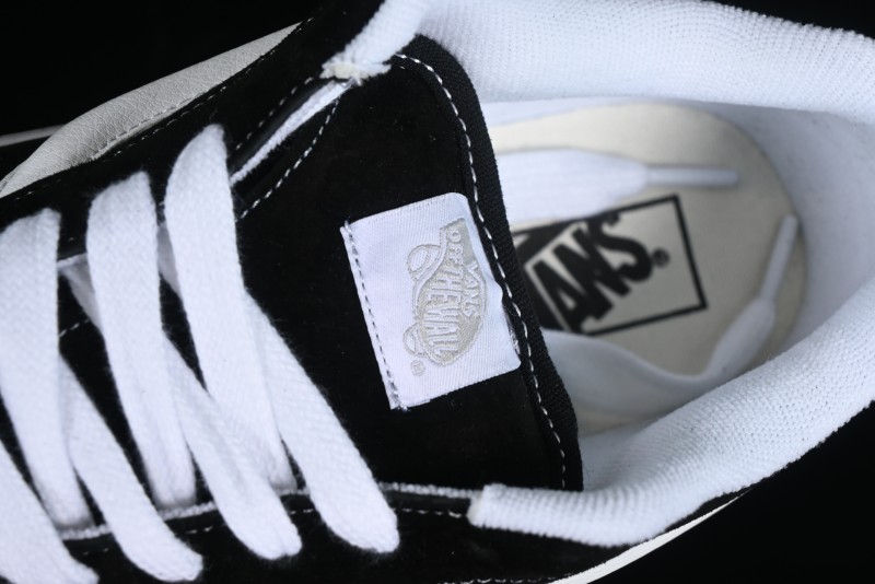 Vans Classics Knu Skool Retro Sneakers in Black & White - VN0AUAK375