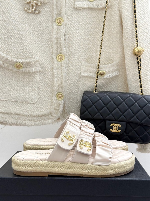 2025 Women Chanel White Leather Slippers CC Logo KFY00230