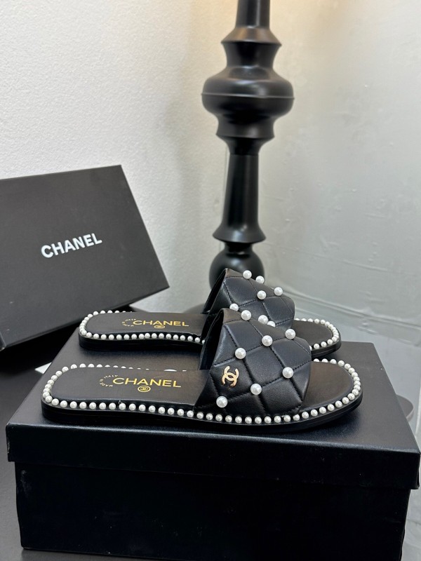 2025 Slippers CHANEL Black Leather Pearl Decor