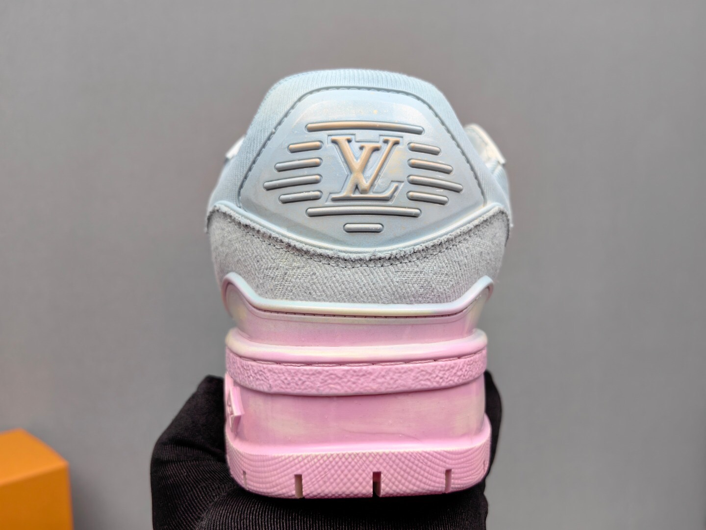 2025 Unisex Louis Vuitton Pink Grey Denim Sneakers KFY00510