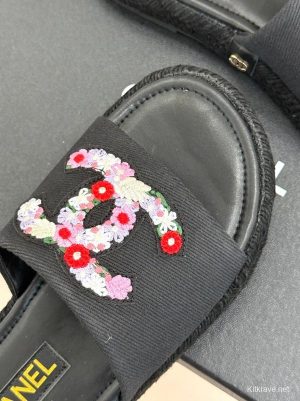 2025 Slippers Chanel Black Embroidered Fabric Slippers