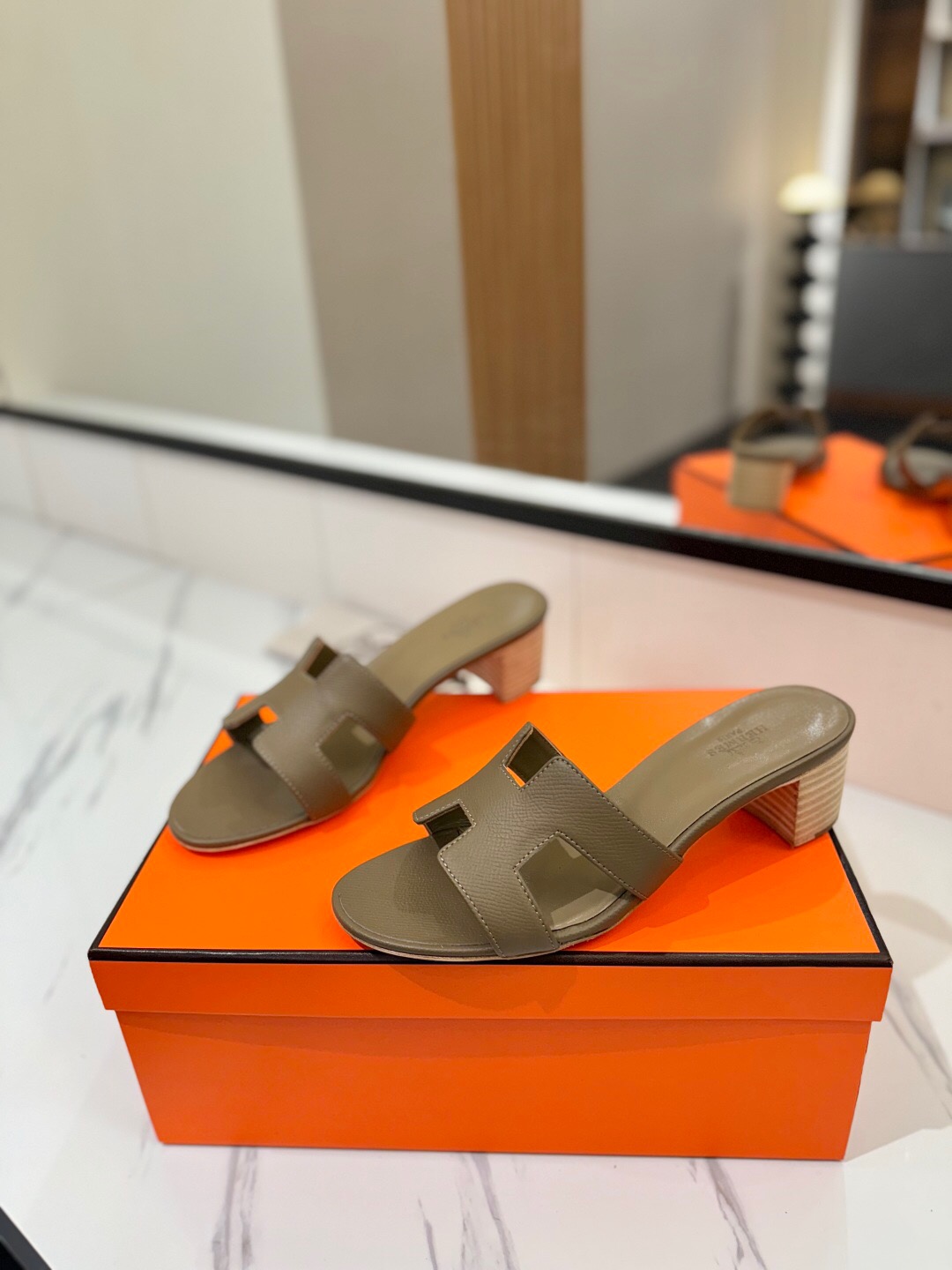2025 Women Hermès Khaki Leather Sandals