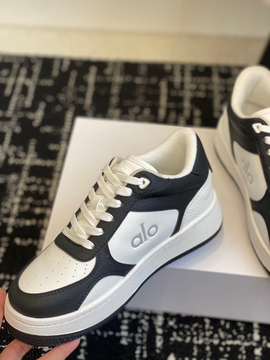 2025 Women Alo Black White Leather Sneakers KFY00280