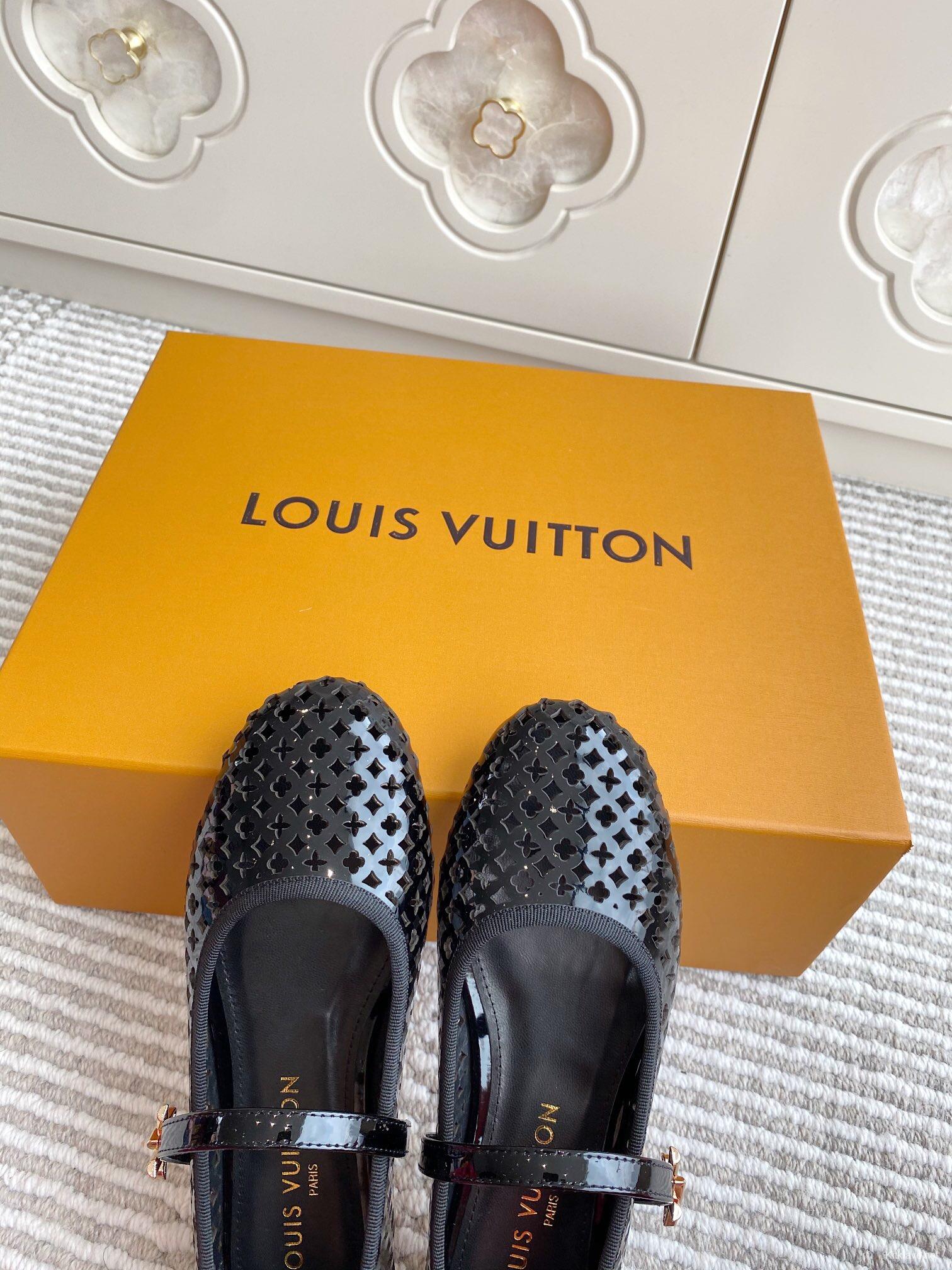 2025 Women Louis Vuitton Black Patent Leather Mary Jane Ballet Flats KFY00310