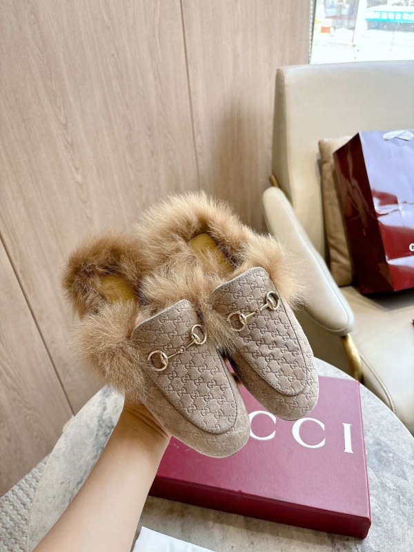 Gucci Women's Fur Mule with Double G Pattern and Horsebit Detail - LY00340