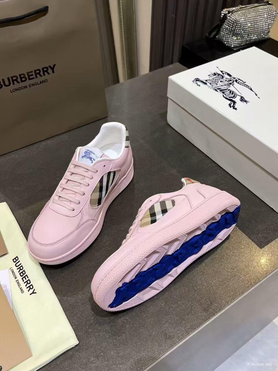 Burberry 2025/SS Italian-Made Sneakers with Equestrian Knight Design Label - KFY00300