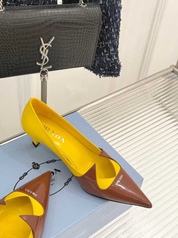 Prada 2025 SS Catwalk Pointed Toe Kitten Heel Single Shoes - KFY00310